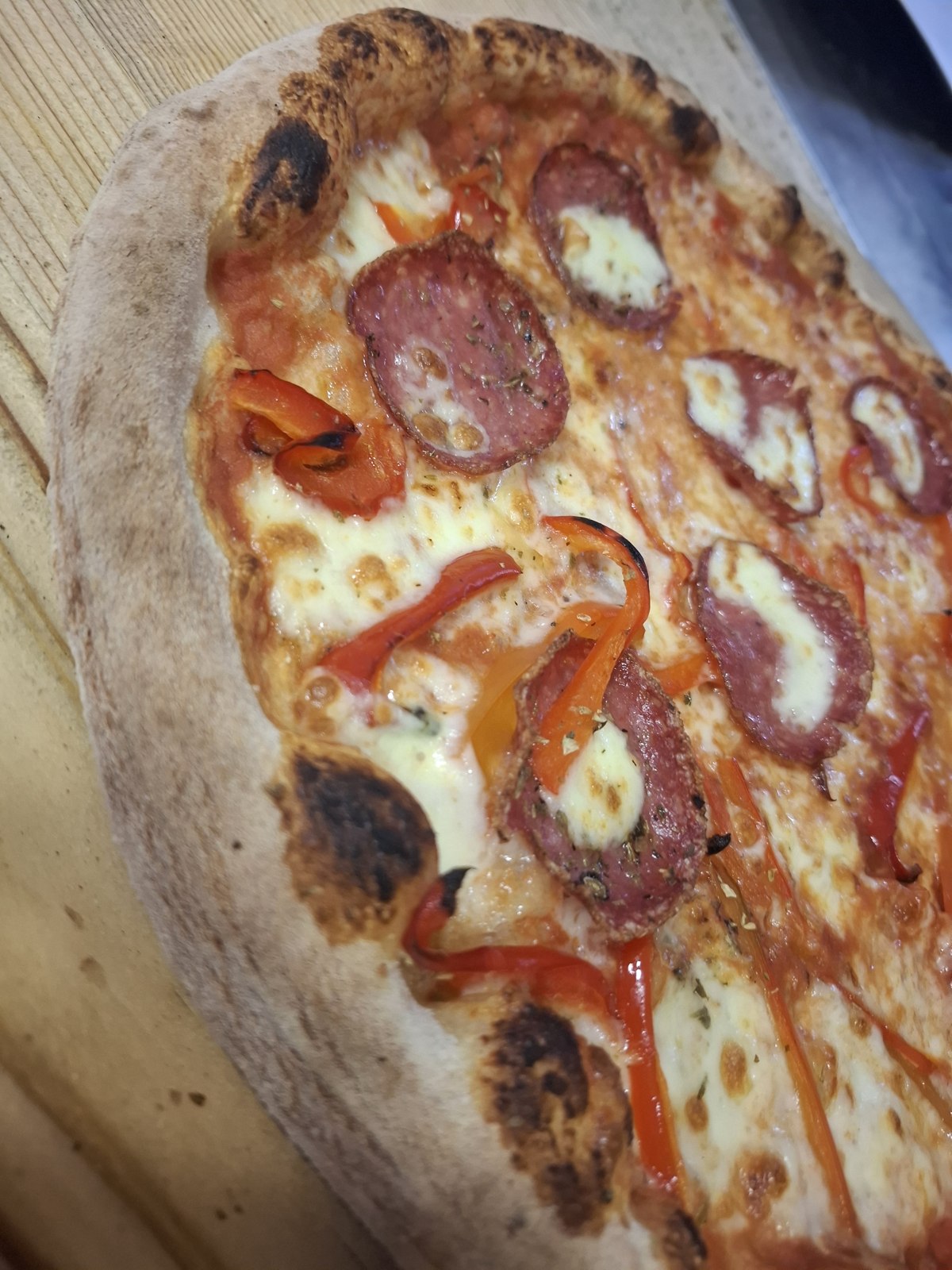 Pizza con salame e peperoni