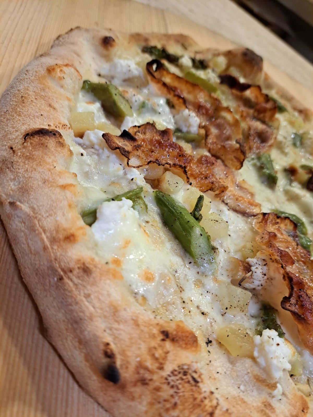 Pizza con asparagi e patate